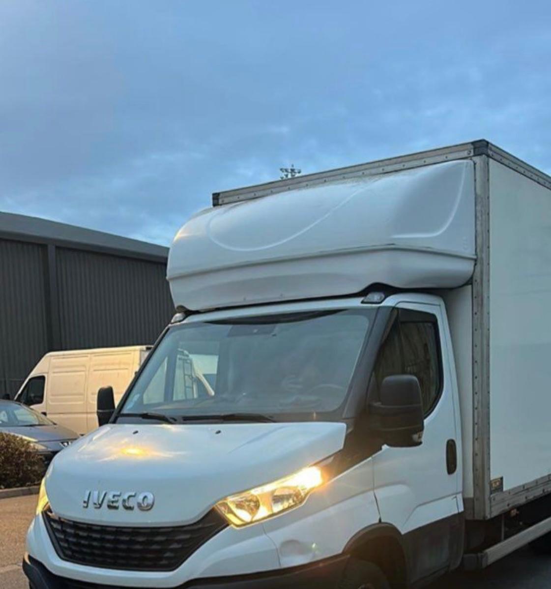Camion utilitaire Iveco blanc présenté par Messagerie Condi Express